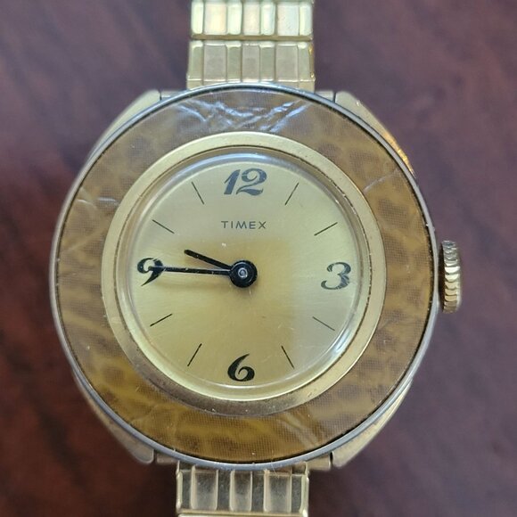 Vintage Timex Womens Gold-Tone Analog Watch With Stretch Band & Round Face - Picture 2 of 4